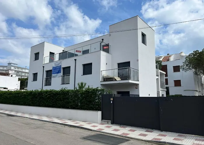 Avinguda Madrid 27 Bajos 1ª * Платья-де-Аро